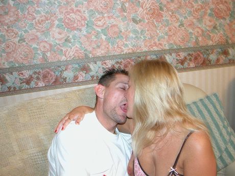 金髪の人形ビーは彼氏にオマンコを舐められ犯される