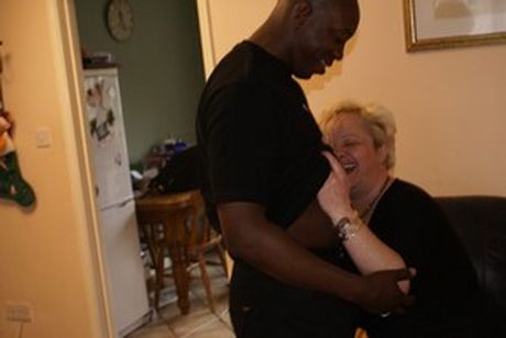 業餘熟女 AllBadBoy 被黑人舔陰和乾