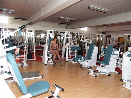 英國媽媽 Angel Eyes 的私人教練舔舐並操弄她的陰部