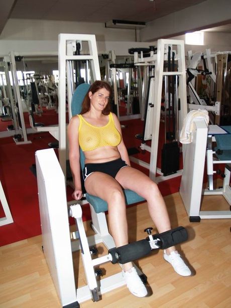 英國媽媽 Angel Eyes 的私人教練舔舐並操弄她的陰部