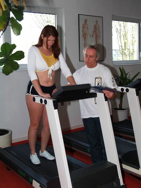 英國媽媽 Angel Eyes 的私人教練舔舐並操弄她的陰部