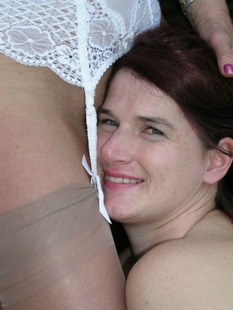 衝撃的な英国のママ、エンジェル・アイズがバーで巨乳を披露してポーズをとる