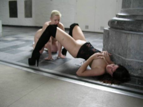 極品英國熟女 Angel Eyes 在公共場所被舔陰和用手指插