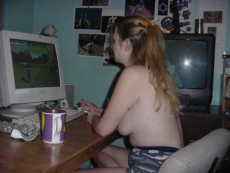 Fallen Angel er en hot mor, der elsker at lege med sig selv