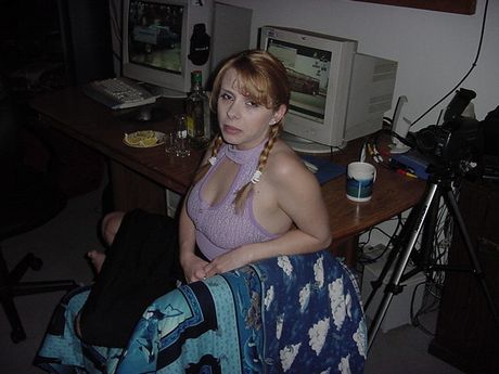 Henrivende amerikansk milf Fallen Angel viser sine massive bryster og spreder sin barberede fisse