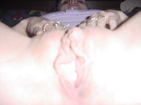 Henrivende amerikansk milf Fallen Angel viser sine massive bryster og spreder sin barberede fisse