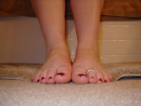 紅髮美國熟婦曲線玲瓏的吉莉安展示了她驚人的胸部和玩具她的陰部