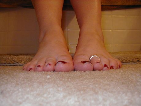 紅髮美國熟婦曲線玲瓏的吉莉安展示了她驚人的胸部和玩具她的陰部