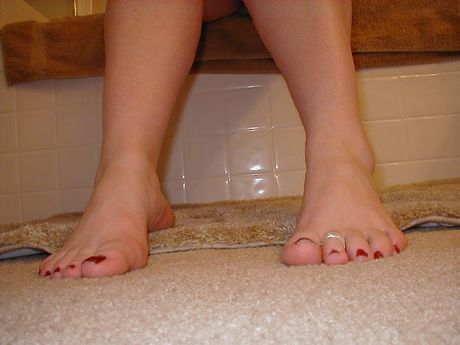 紅髮美國熟婦曲線玲瓏的吉莉安展示了她驚人的胸部和玩具她的陰部