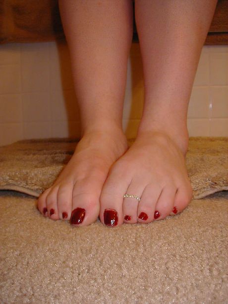 紅髮美國熟婦曲線玲瓏的吉莉安展示了她驚人的胸部和玩具她的陰部