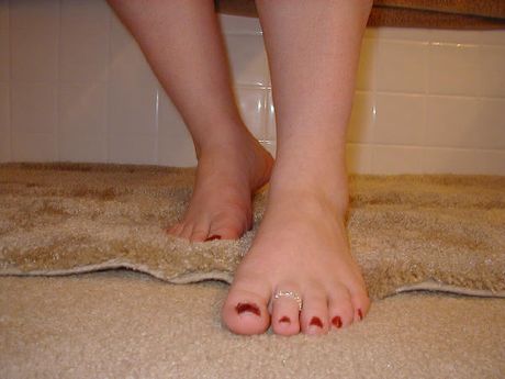 紅髮美國熟婦曲線玲瓏的吉莉安展示了她驚人的胸部和玩具她的陰部