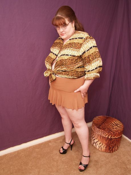 曲線美のアメリカ人MILF、曲線美のジリアンは彼女の大きなメロンを見せ、彼女の猫の唇を広げます