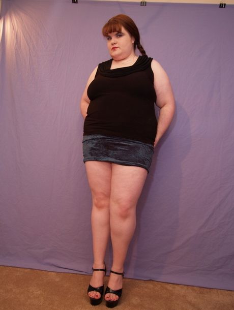 紅髮美國美洲獅曲線美女吉莉安 (Gillian) 凸顯她的大胸脯，並獨自擺出各種姿勢