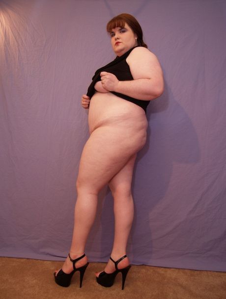 紅髮美國美洲獅曲線美女吉莉安 (Gillian) 凸顯她的大胸脯，並獨自擺出各種姿勢