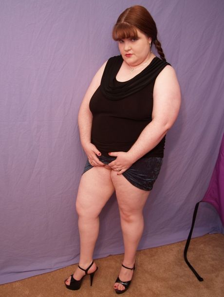 紅髮美國美洲獅曲線美女吉莉安 (Gillian) 凸顯她的大胸脯，並獨自擺出各種姿勢