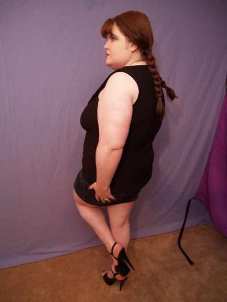 紅髮美國美洲獅曲線美女吉莉安 (Gillian) 凸顯她的大胸脯，並獨自擺出各種姿勢