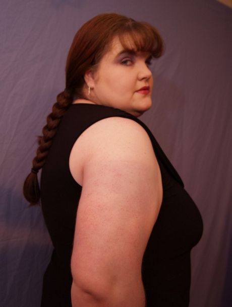 紅髮美國美洲獅曲線美女吉莉安 (Gillian) 凸顯她的大胸脯，並獨自擺出各種姿勢