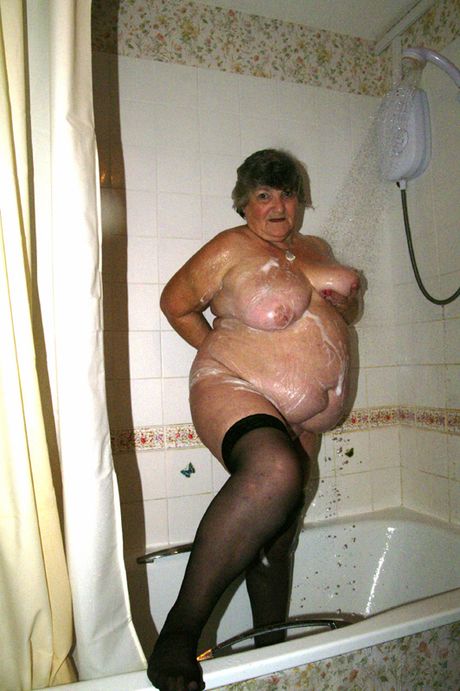Moden britisk bedstemor Libby Ellis fremhæver sine massive bryster og poserer i strømpebukser