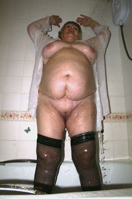 Moden britisk bedstemor Libby Ellis fremhæver sine massive bryster og poserer i strømpebukser