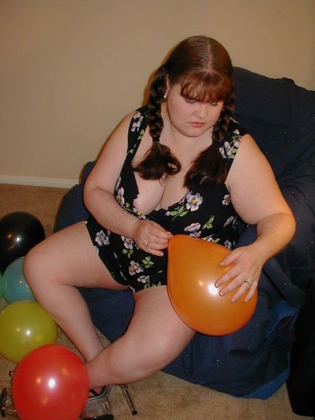 C: 大胸部美國媽媽曲線玲瓏的吉莉安在把雞巴塞進自己的陰道之前先吸吮了一根