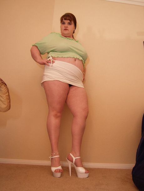 曲線玲瓏的美國熟婦 Gillian 秀出她的大乳房，玩弄震動器