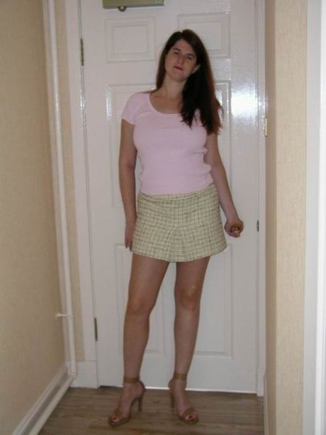 性感的英國熟女 Angel Eyes 露出了她豐滿的胸部，並張開了她修剪過的陰部