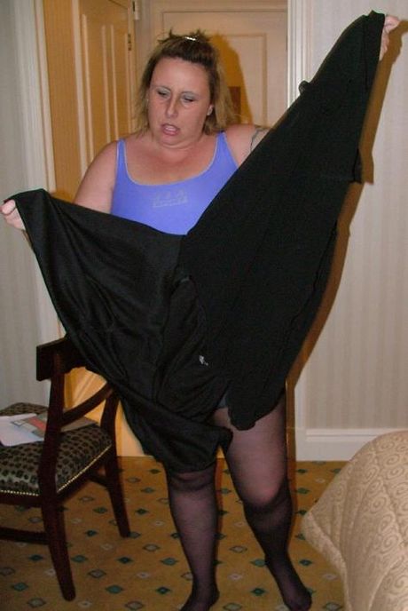 素敵な成熟したBBWチャーリーは、熱いストリップショーで彼女の巨大なおっぱいとお尻を披露します