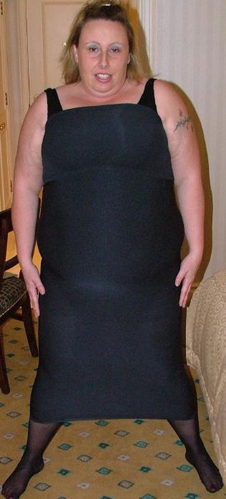 素敵な成熟したBBWチャーリーは、熱いストリップショーで彼女の巨大なおっぱいとお尻を披露します