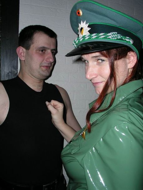 A: イギリスのママ、エンジェル・アイズが警官に巨乳とお尻を叩かれる