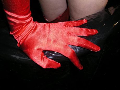 成熟的英國女士天使的眼睛脫下乳膠靴和光澤