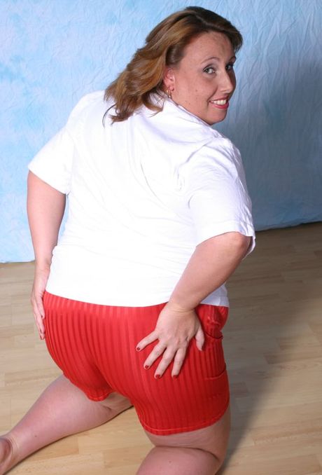 ジンジャーMILFチャーリーは彼女の大きなラックを披露し、ソロでポーズをとる