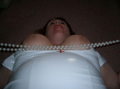 成熟護士查理脫掉她的長襪並玩弄她的陰部