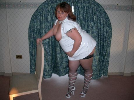 成熟護士查理脫掉她的長襪並玩弄她的陰部