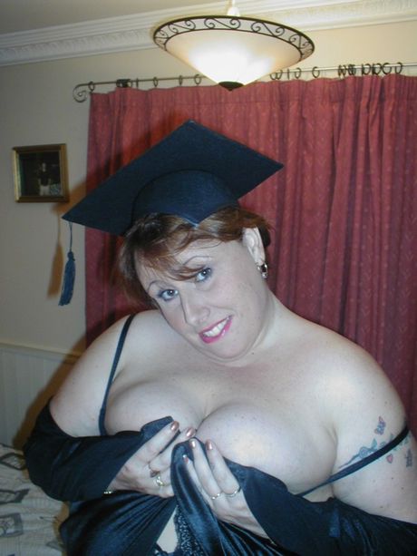 成熟女士查理穿著吊襪帶展示她令人驚嘆的胸部和臀部