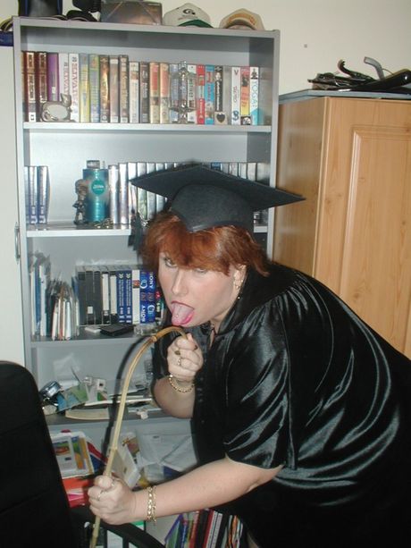 熟女チャーリーがガーターベルトで素晴らしい胸とお尻を披露