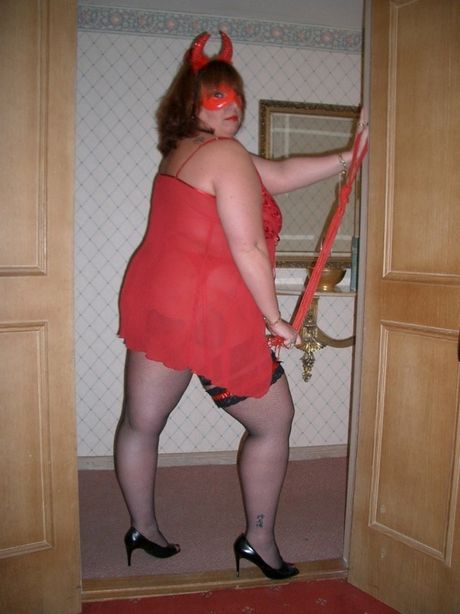 曲線美熟婦查理在自慰前展示了她令人驚嘆的胸部和臀部