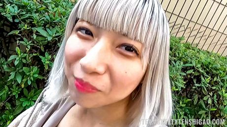 亞洲封面女郎 Reika Asakura 的陰戶被白人男人舔舐和乾