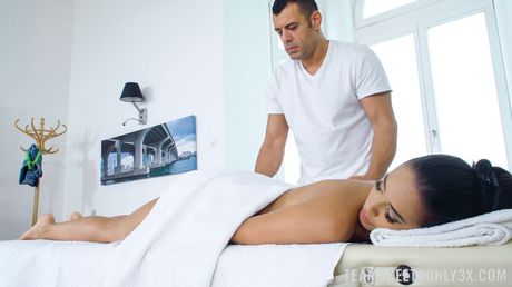 素晴らしいコロンビアの美女アンドレイナ・デラックスがマッサージ師に熱いオマンコを舐められ犯される