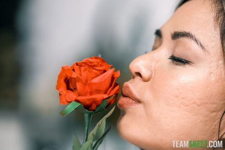 アジアのポルノスター、スカーレット・アレクシスが大きな白人チンポに犯される