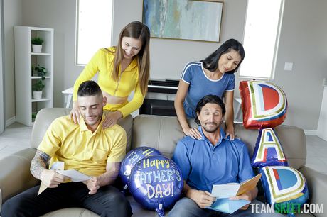 ティーンの美女コートニー・レイとペネロペ・ウッズがソファで4Pを楽しむ