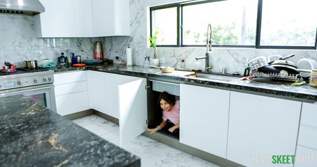 痩せたイランの美女アリア・バレンシアがオマンコと尻を叩かれる