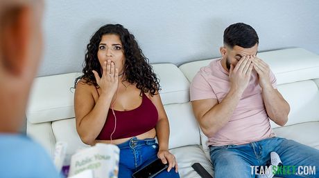 巨乳のラティーナ・ガブリエラ・ロペスは3Pで彼女の猫を舐められ、犯される