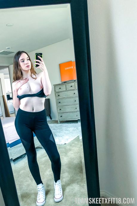 Attraktiv amerikansk teenager Hazel Moore stripper til sine yogabukser før et POV-fuck