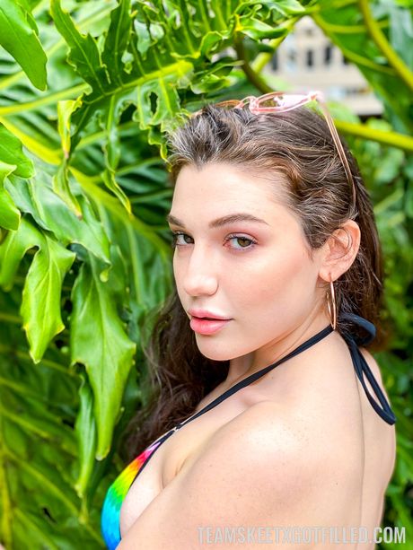 Britisk babe Lily Lou får sin fisse slikket og kneppet af sin stedbror