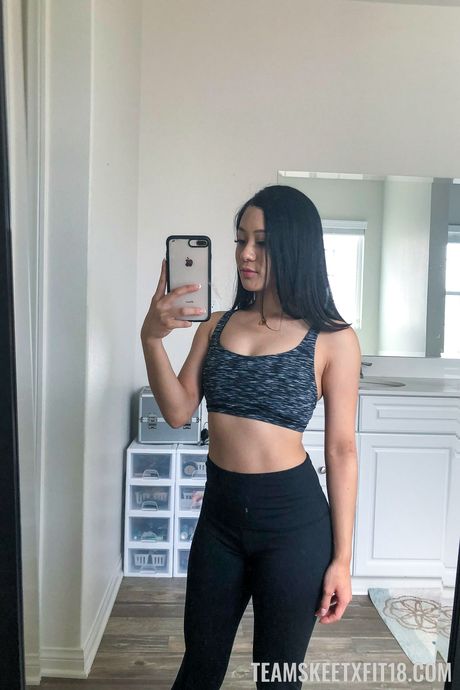 Asiatisk sød Jasmine Grey tager en sæd i røv efter et POV-fuck