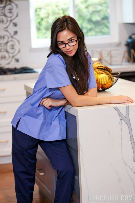 いたずらなアメリカ人看護師スカーレット・アレクシスは患者に彼女の猫を舐められ、チンポを犯される