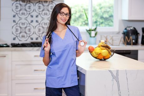 いたずらなアメリカ人看護師スカーレット・アレクシスは患者に彼女の猫を舐められ、チンポを犯される