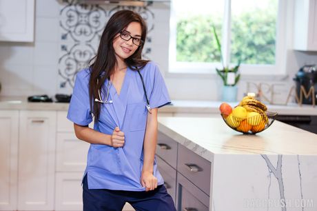 いたずらなアメリカ人看護師スカーレット・アレクシスは患者に彼女の猫を舐められ、チンポを犯される