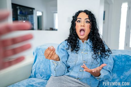 黒髪のブラジル人熟女ブリアナ・バーボンがキッチンで学生とセックスをする