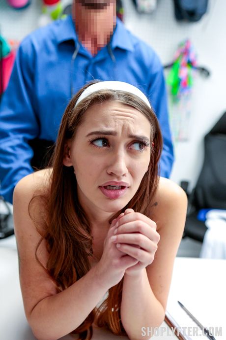 かわいいアメリカ人の女の子セラ・ライダーは、オフィスで巨根の男にオマンコを詰められる